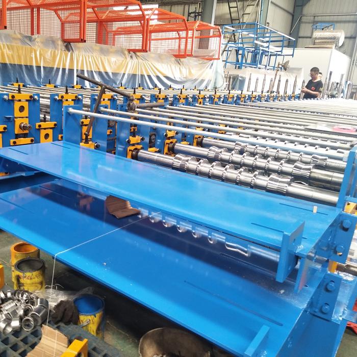 How does the feeding device of a roll forming machine operate