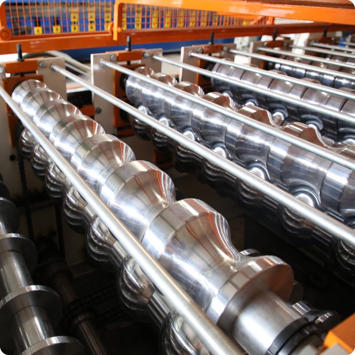 What main components does a roll forming machine consist of?